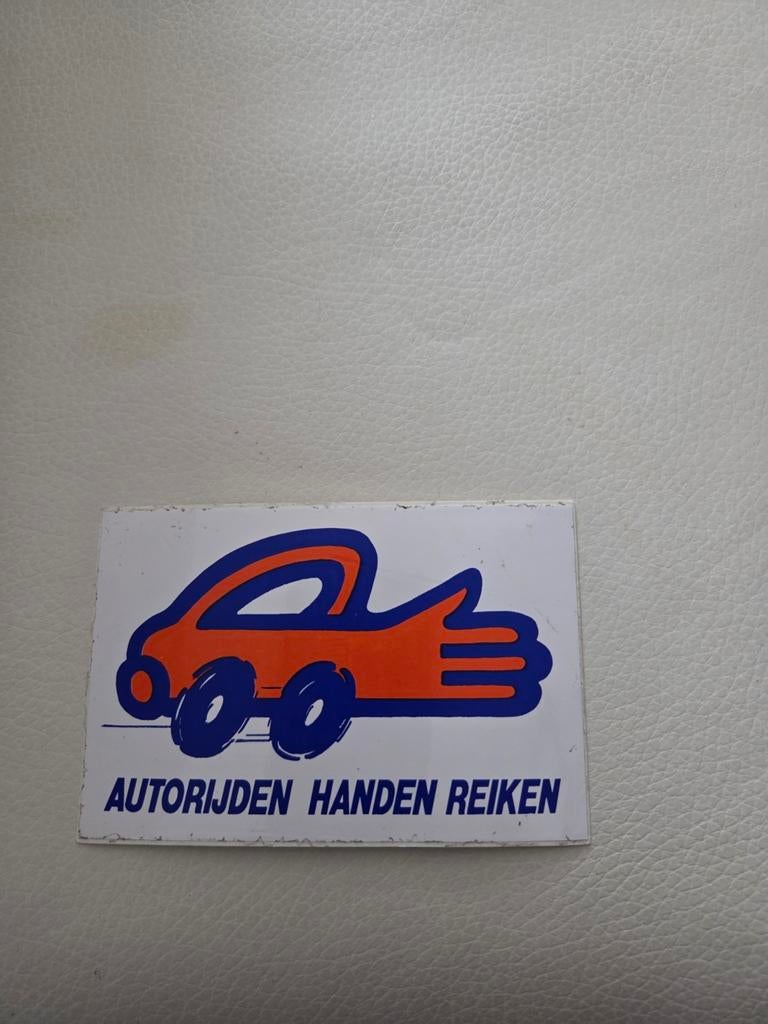 6297  Sticker: Autorijden Handen Reiken / L'Auto Nous Rapp, Ophalen of Verzenden, Gebruikt, Auto's