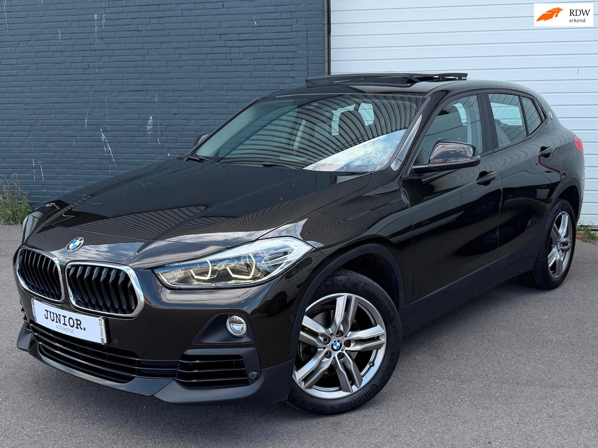BMW X2 SDrive18i PANORAMADAK/AUTO/NAVI/KEYLES, Auto's, Dealer onderhouden, Gebruikt, Bruin, Bedrijf