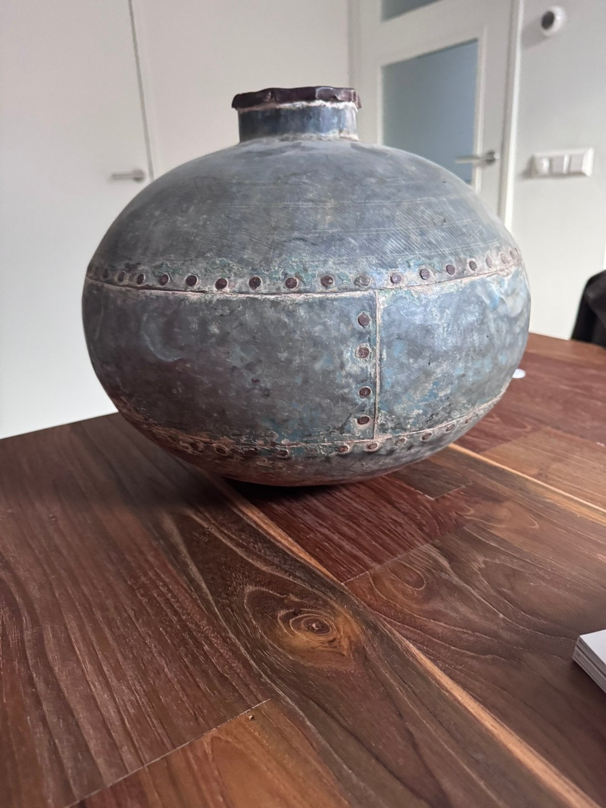 Decoratieve metalen vaas, Rond, Pot of Kruik, Ophalen of Verzenden, Zo goed als nieuw