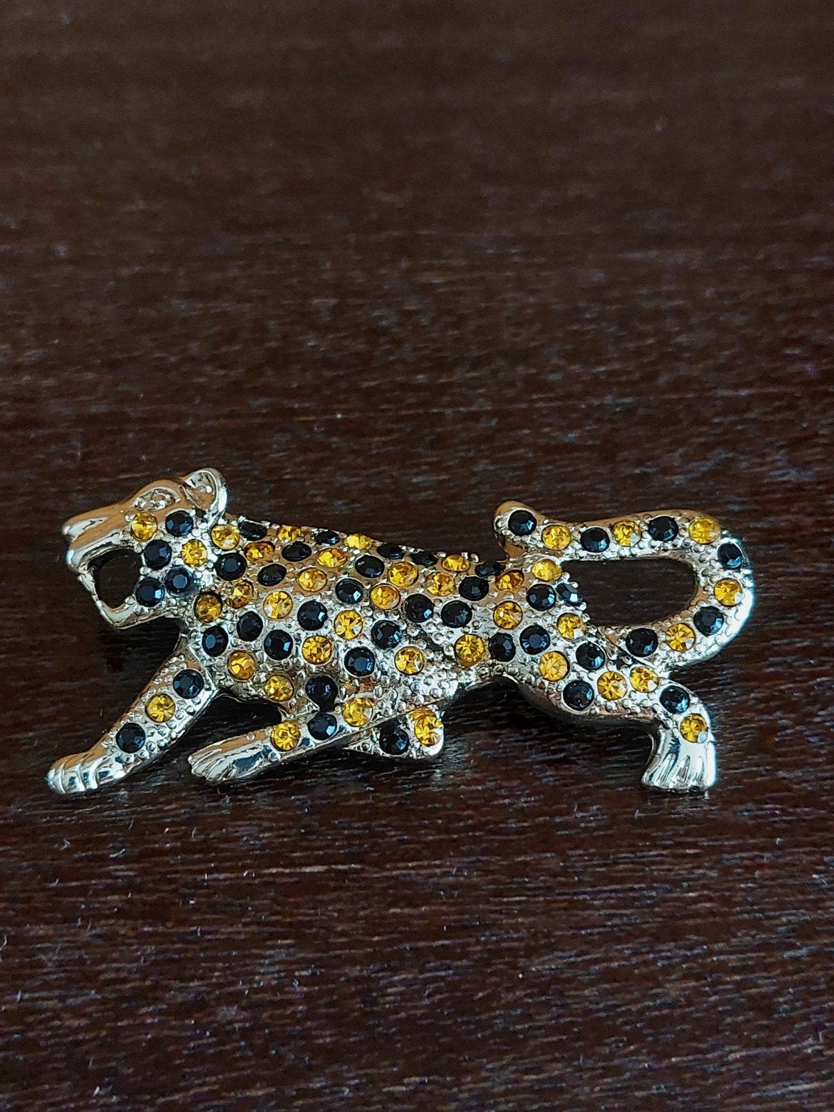 Goudkleurige broche met tijgermotief, Ophalen of Verzenden, Goud, Overige materialen