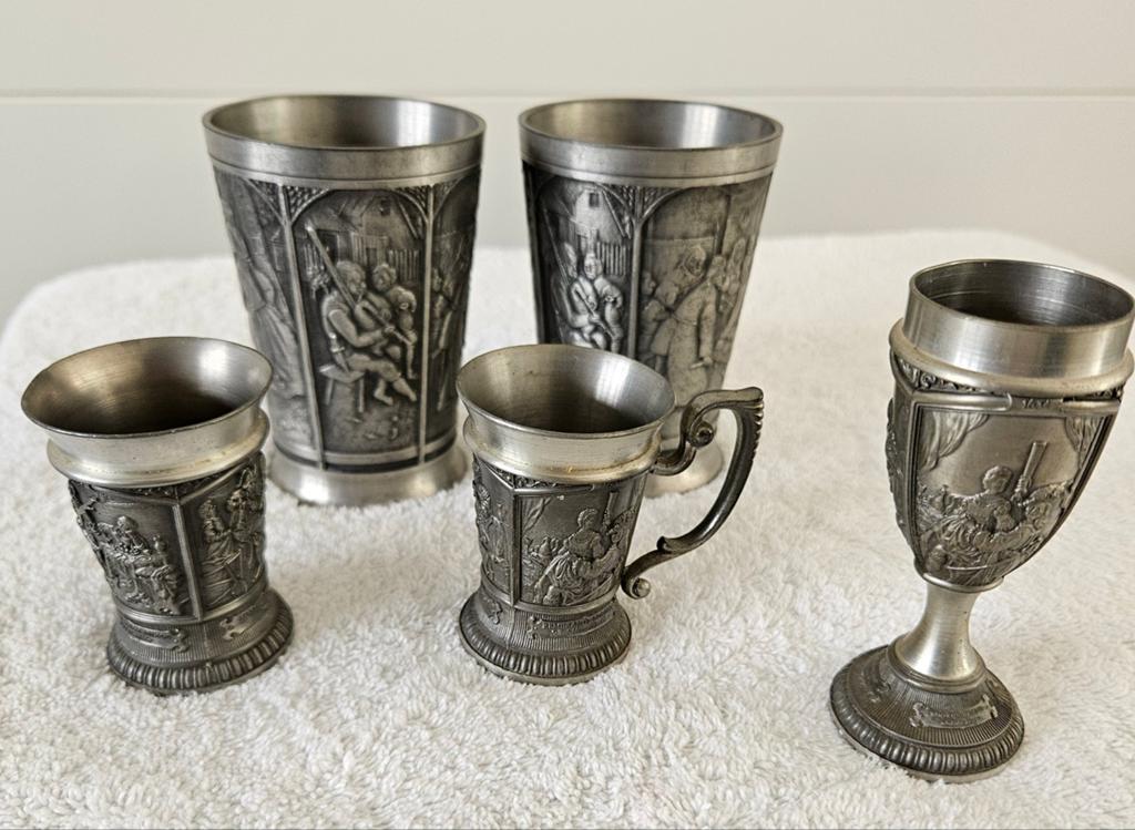 Set van 5 antieke tinnen bekers met reliëf, Antiek en Kunst, Antiek | Tin, Ophalen of Verzenden