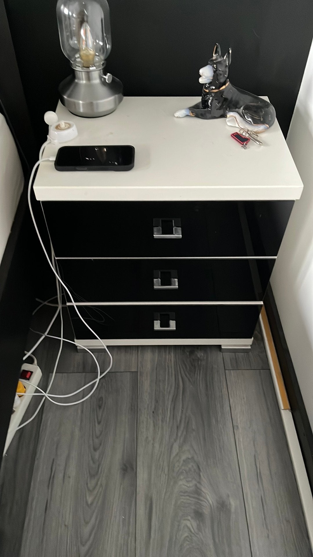 2 nachtkastjes , zwarte lade’s , witte kast ombouw, Ophalen, Gebruikt, 55 tot 70 cm, 45 tot 65 cm