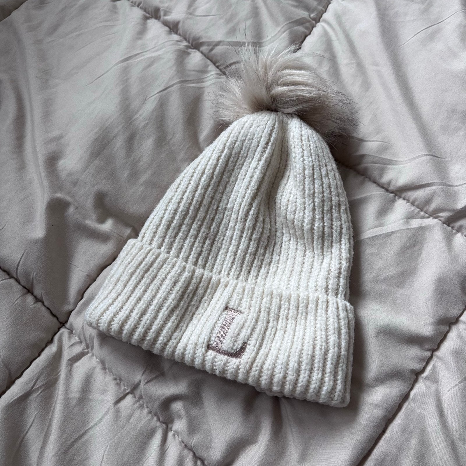 Witte Muts met Pompon en Letter 'L', Ophalen of Verzenden, Zo goed als nieuw, Maat 42/44 (L), Muts