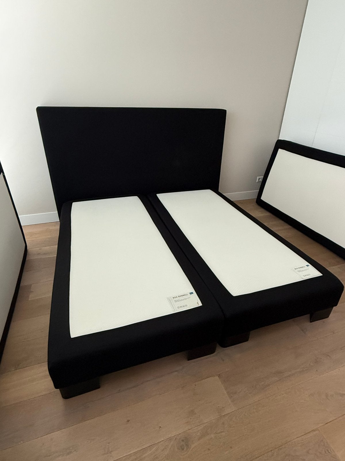 Ubica boxspring onderstel met achterwand en matrashoesen, Ophalen, Gebruikt, Zwart, Tweepersoons