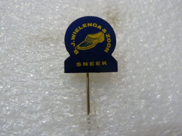 Vintage Reclame Speldje B.J. Wielenga & Zoon Sneek Schoenen, Ophalen of Verzenden, Gebruikt, Overige onderwerpen, Speldje of Pin