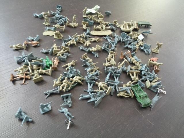 125 plastic (Airfix) speelgoedsoldaatjes (meeste WO2)., Ophalen of Verzenden