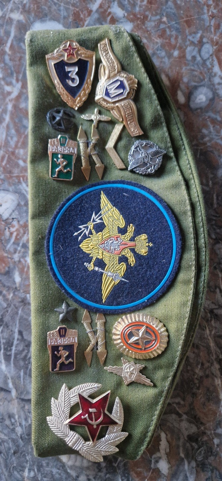 Russische barret met embleem en onderscheidingen, Verzamelen, Militaria | Algemeen, Ophalen, Landmacht, Overige gebieden, Helm of Baret