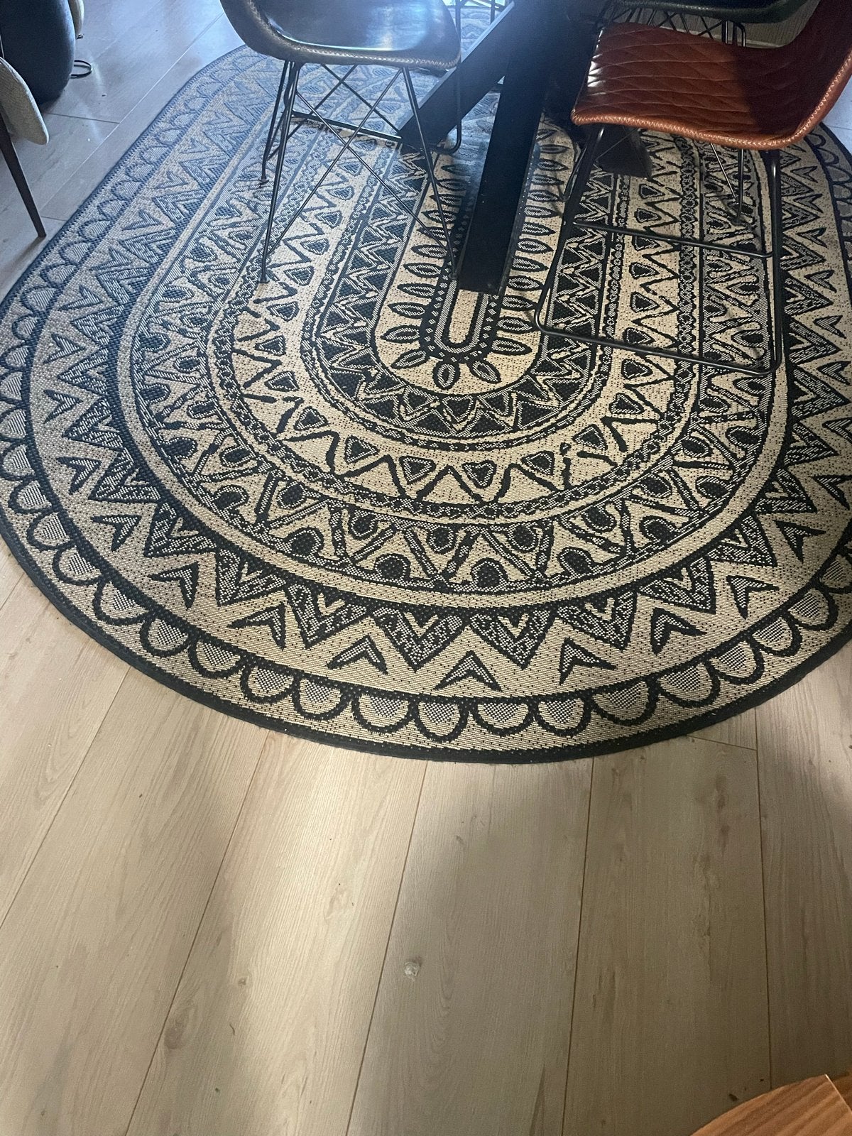 Ovaal vloerkleed 280x200 cm - Zo goed als nieuw, Zwart, Ophalen of Verzenden, Zo goed als nieuw, 200 cm of meer
