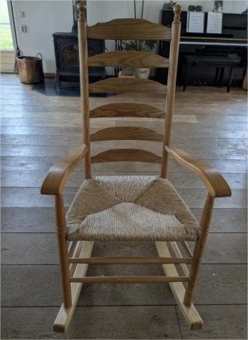 Houten schommelstoel, zo goed als nieuw. Met rieten zitvlak., Huis en Inrichting, Stoelen, Ophalen, Overige kleuren, Hout, Zo goed als nieuw