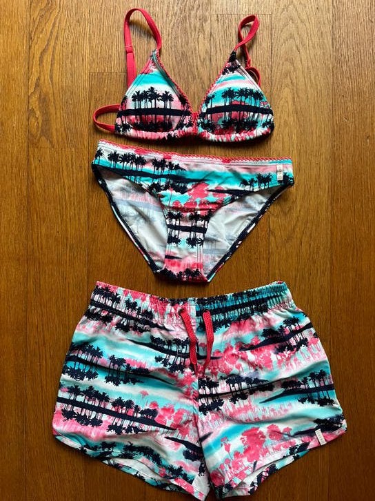 Bikini-set met bijpassende short, maat 140/146, merk Esprit., Bikiniset, Meisje, Ophalen of Verzenden, Zo goed als nieuw
