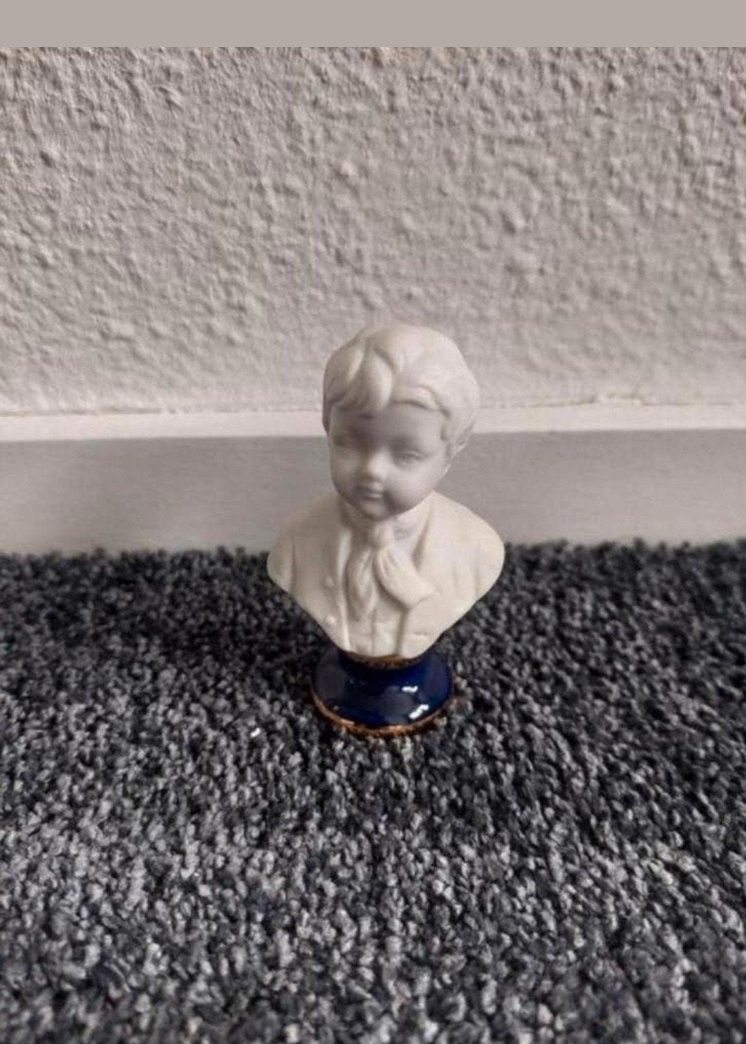 Porseleinenborst beeldje

8,5cm hoog, Ophalen of Verzenden