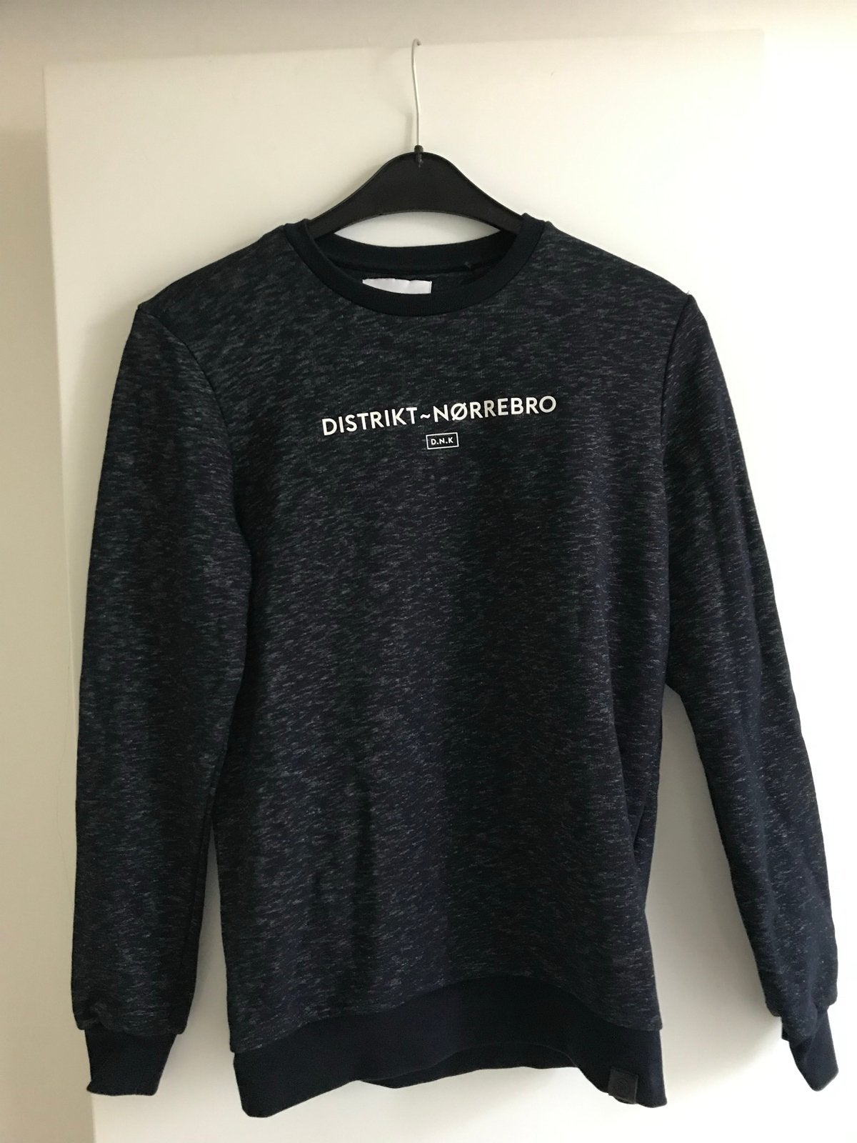 Donkerblauwe sweater 'XS DISTRIKT NØRREBRO' opdruk, Ophalen of Verzenden, Zo goed als nieuw, Maat 46 (S) of kleiner, Blauw