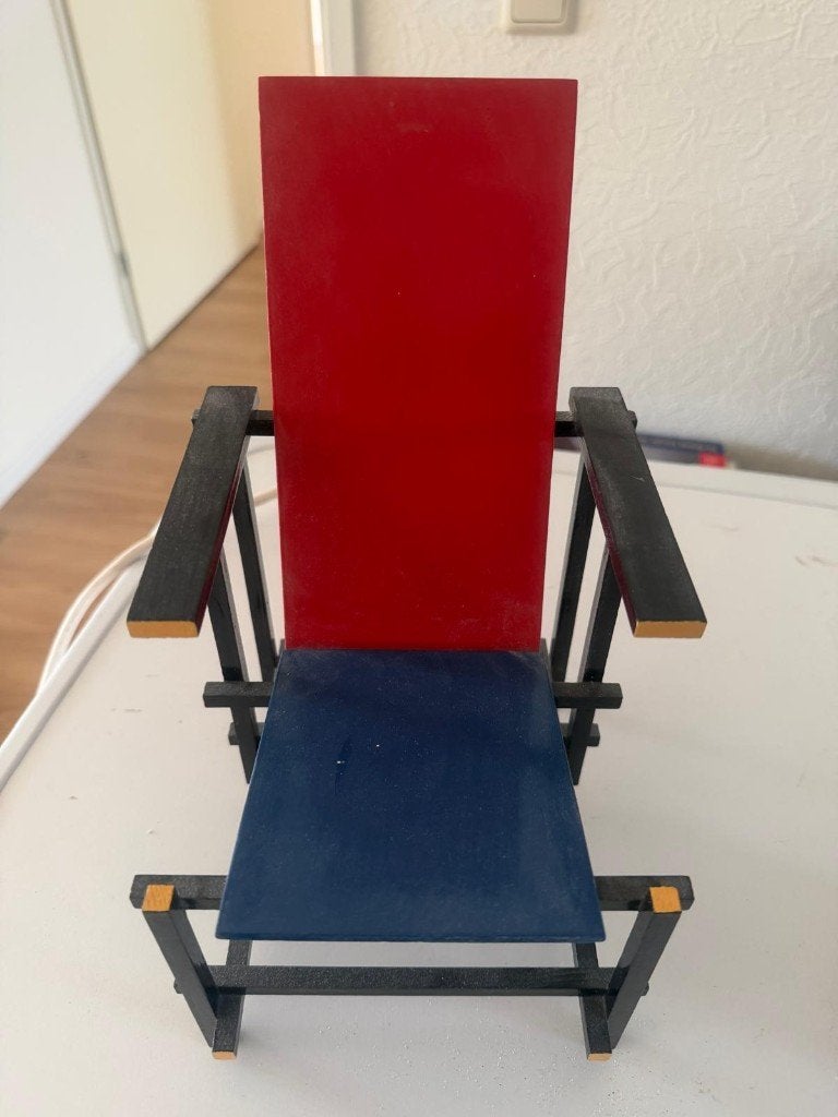 Decoratieve miniatuur stoel van Gerrit Rietveld., Ophalen