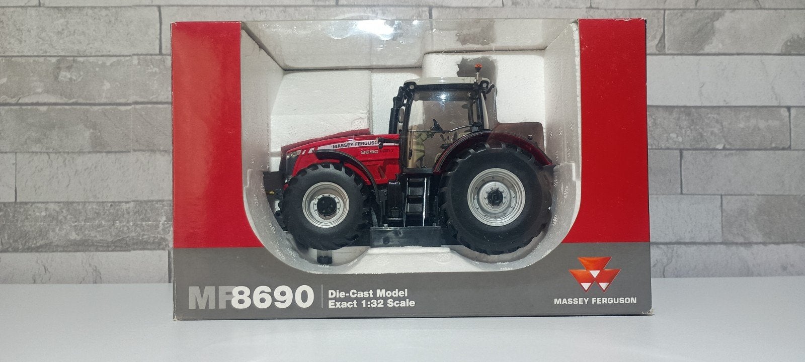 Massey Ferguson 8690 UH, Hobby en Vrije tijd, Modelauto's | 1:32, Ophalen of Verzenden, Nieuw, Tractor of Landbouw, Universal Hobbies
