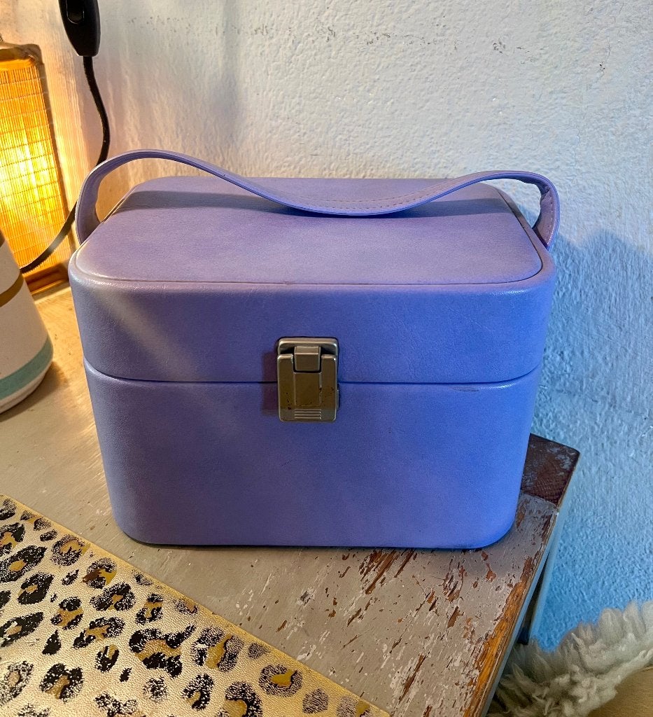Vintage retro skaileer beautycase make up doos lila boho, Sieraden, Tassen en Uiterlijk, Beautycases, Softcase, Paars, Met slot