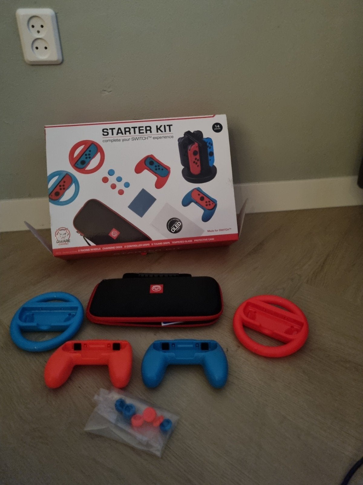 Foto 4 van Nintendo Switch OLED met 2 games en accessoires