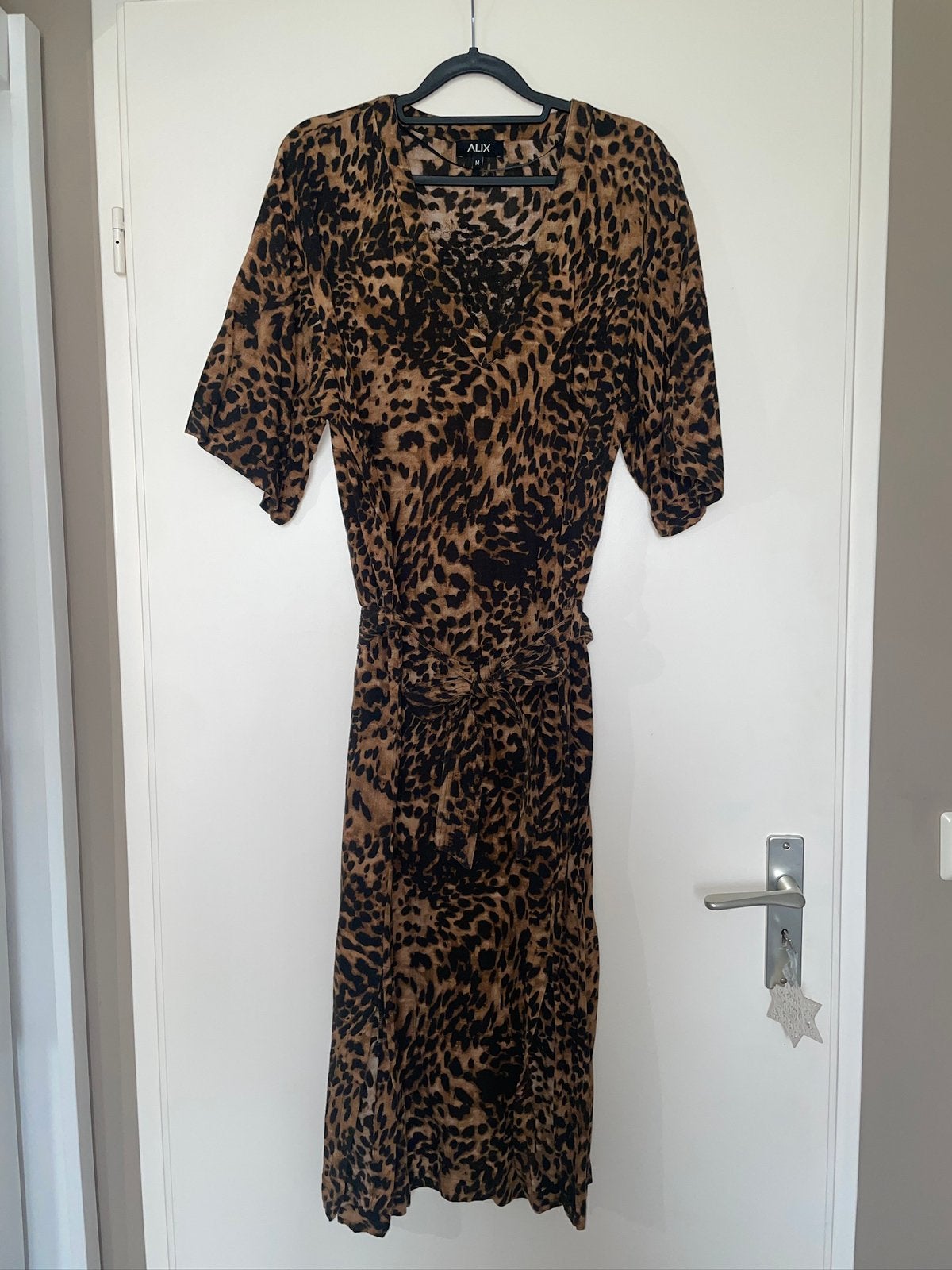 ALIX THE LABEL panterprint geborduurd logo jurk dress mt M, Maat 38/40 (M), Zwart, Ophalen of Verzenden, Zo goed als nieuw