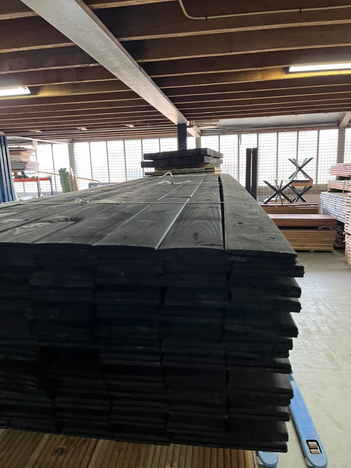 Zwarte schuttingplanken 28x140 4m lengte, Ophalen of Verzenden, Zo goed als nieuw, 250 cm of meer, Planken