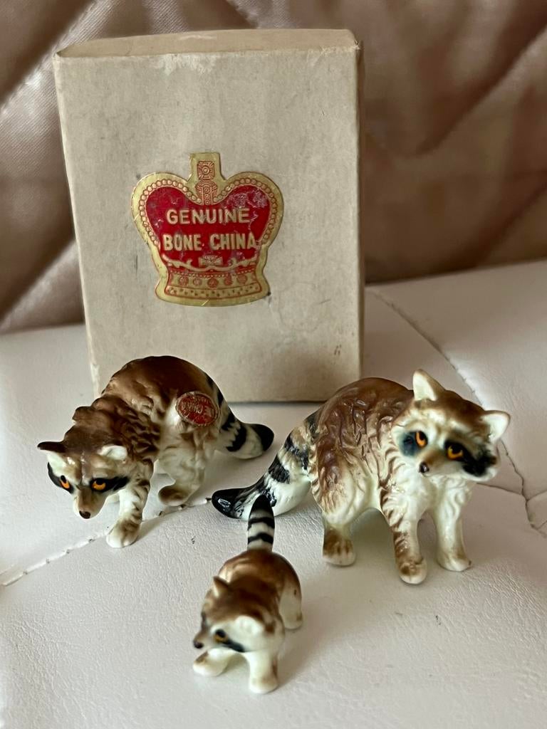 Genuine bone china wasbeer familie porselein 3 delige set, Verzamelen, Beelden en Beeldjes, Ophalen of Verzenden, Zo goed als nieuw