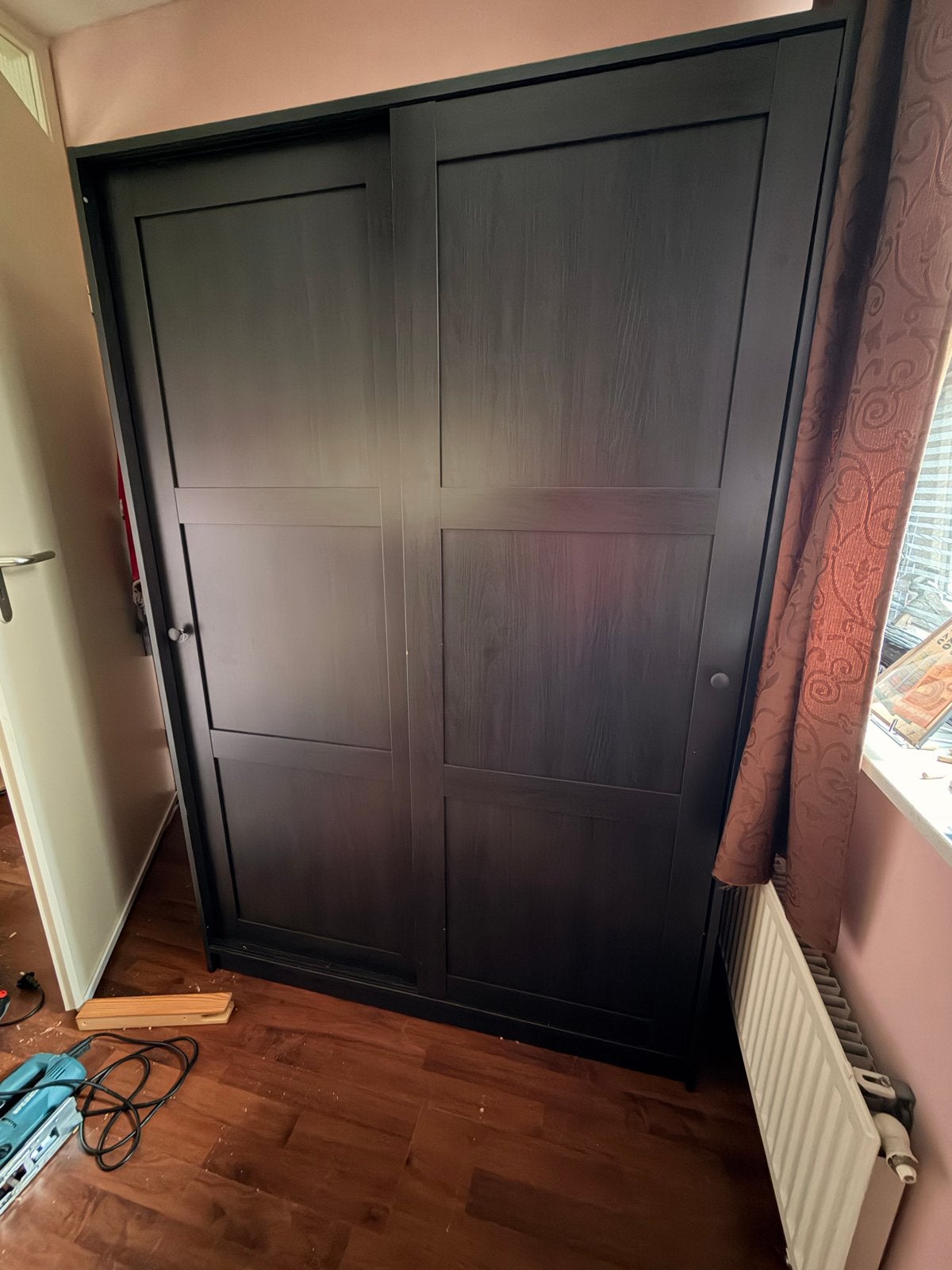 IKEA Rakkestad Schuifdeurkast - Zwartbruin, Huis en Inrichting, Ophalen, Met plank(en), Gebruikt, 100 tot 150 cm