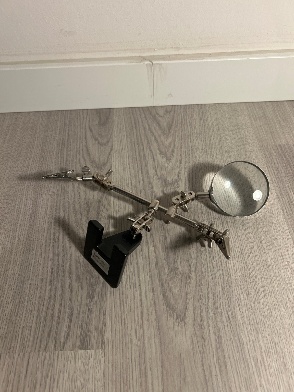 Soldeerhulp met vergrootglas en klemmen, Ophalen of Verzenden, Gebruikt, Vergrootglas of Loep