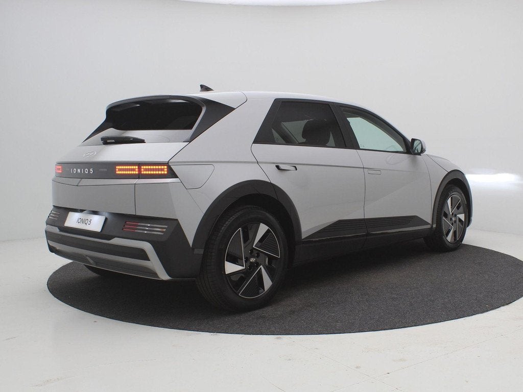 Hyundai IONIQ 5 Pure Edition 84 kWh / Stoelverwarming Voor +, Auto's, Hyundai, Automaat, 228 pk, Achterwielaandrijving, Zwart