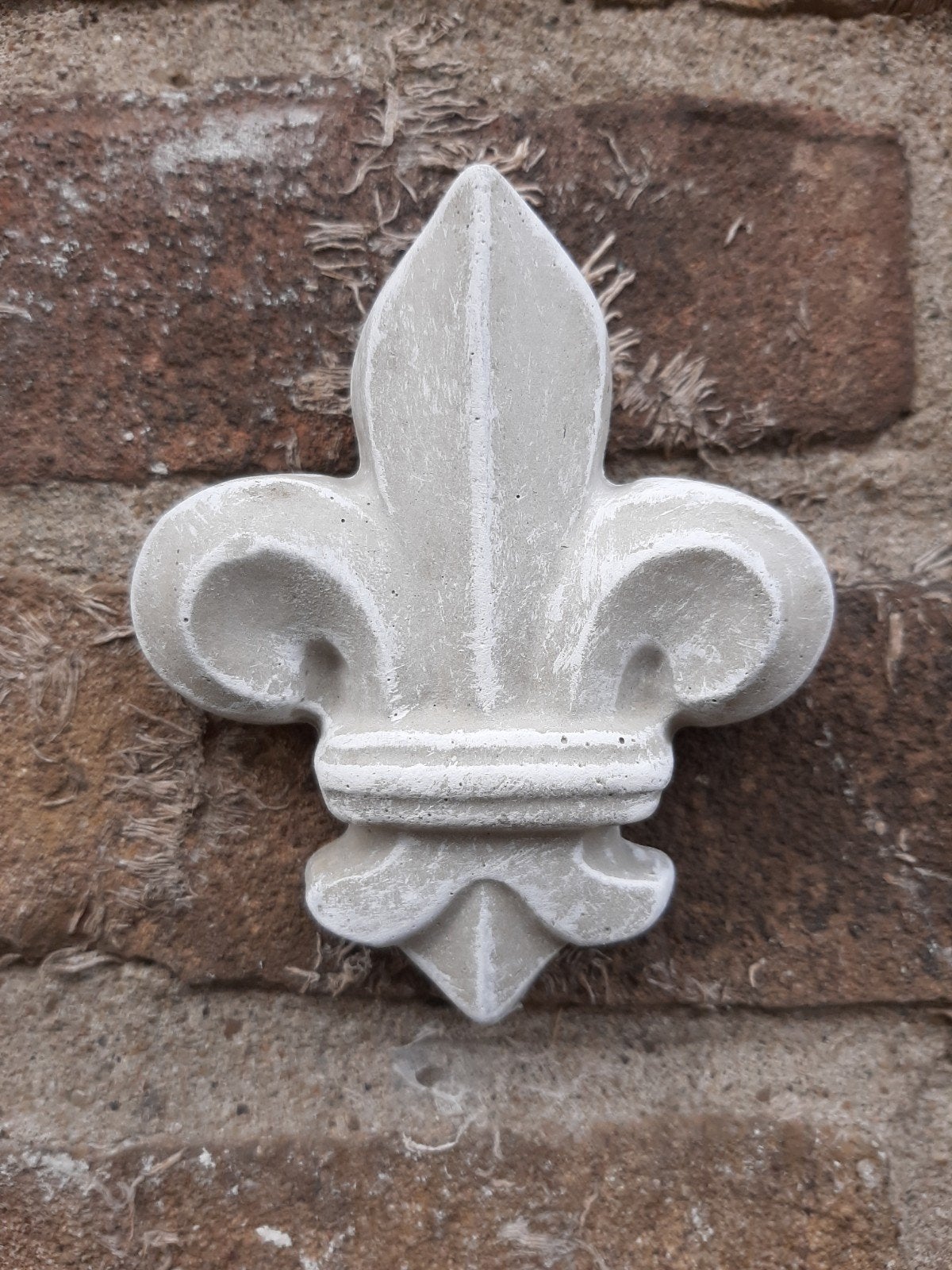 Franse lelie wanddecoratie betonnen beeld tuinbeeld beton, Ophalen of Verzenden