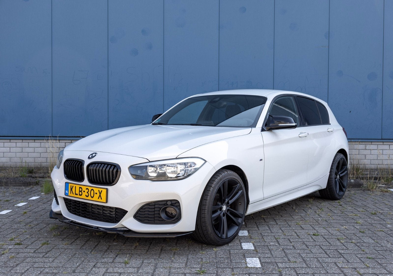 BMW 1-Serie 120i 177pk Aut 2016 Wit Alcantara M pakket, Auto's, Achterwielaandrijving, 4 cilinders, Alcantara, Wit
