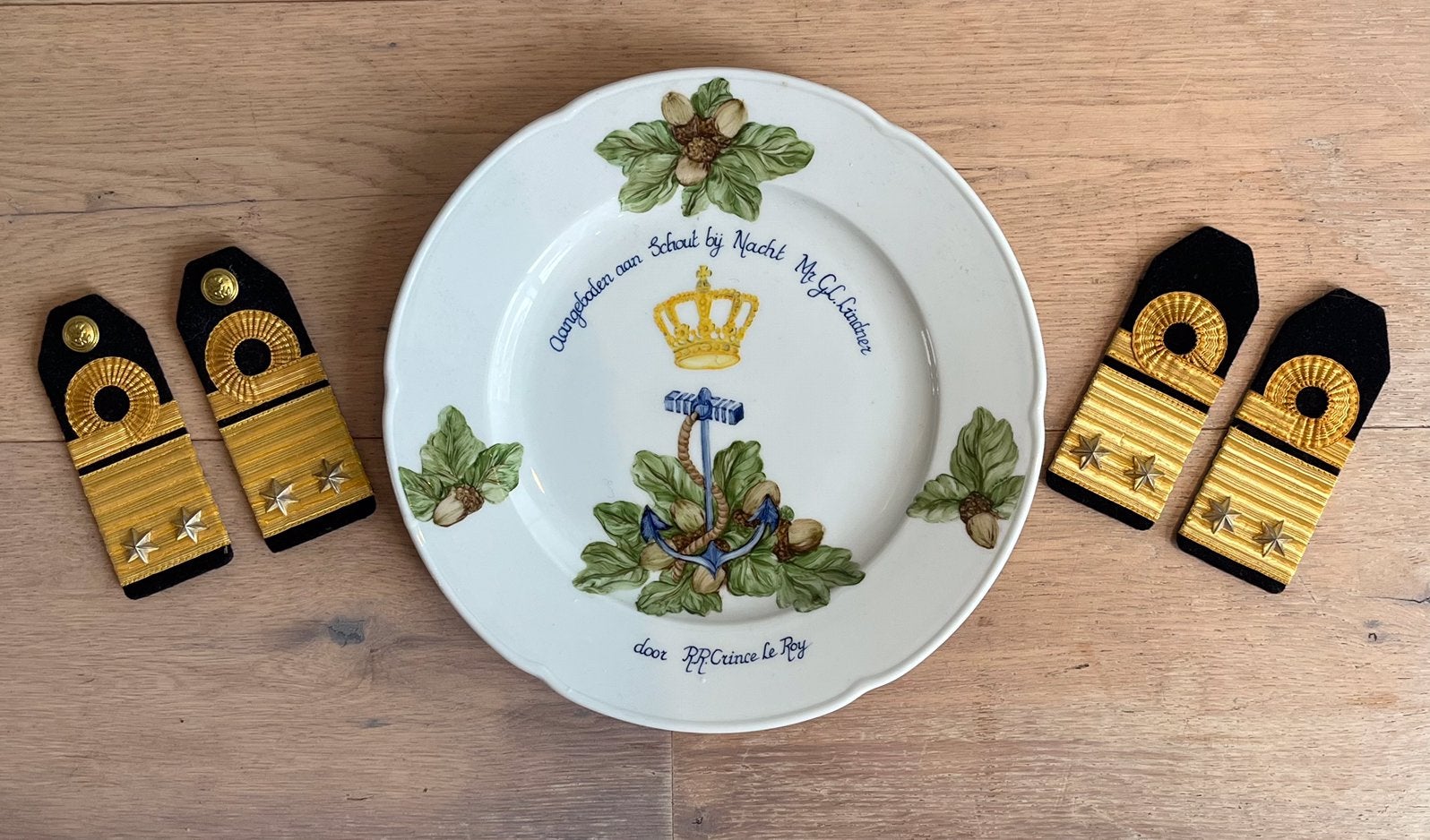 4 schouderborden Schout-bij-nacht met gedenkbord, Ophalen of Verzenden, Marine, Nederland, Embleem of Badge