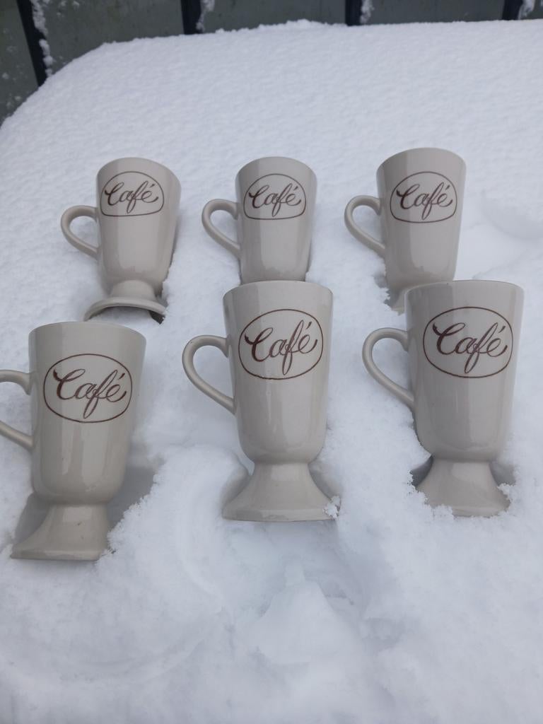 Zes leuke koffiebekers op voet, creme met bruin., Ophalen, Zo goed als nieuw, Overige stijlen, Kop(pen) en/of Schotel(s)