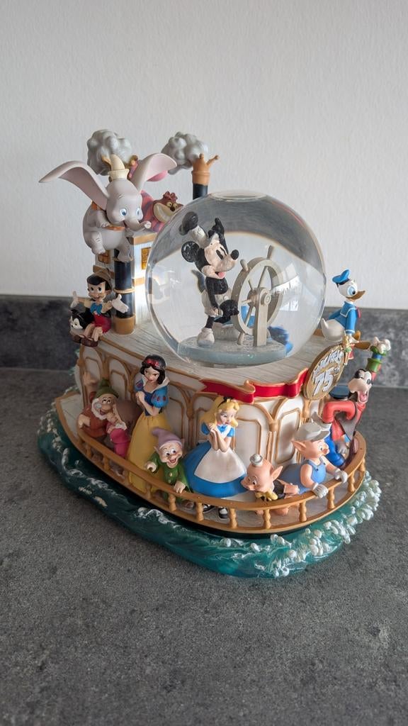 Snowglobe Disney Mickey´s Anniversary Steamboat Ride, Verzamelen, Disney, Ophalen, Mickey Mouse, Zo goed als nieuw, Beeldje of Figuurtje