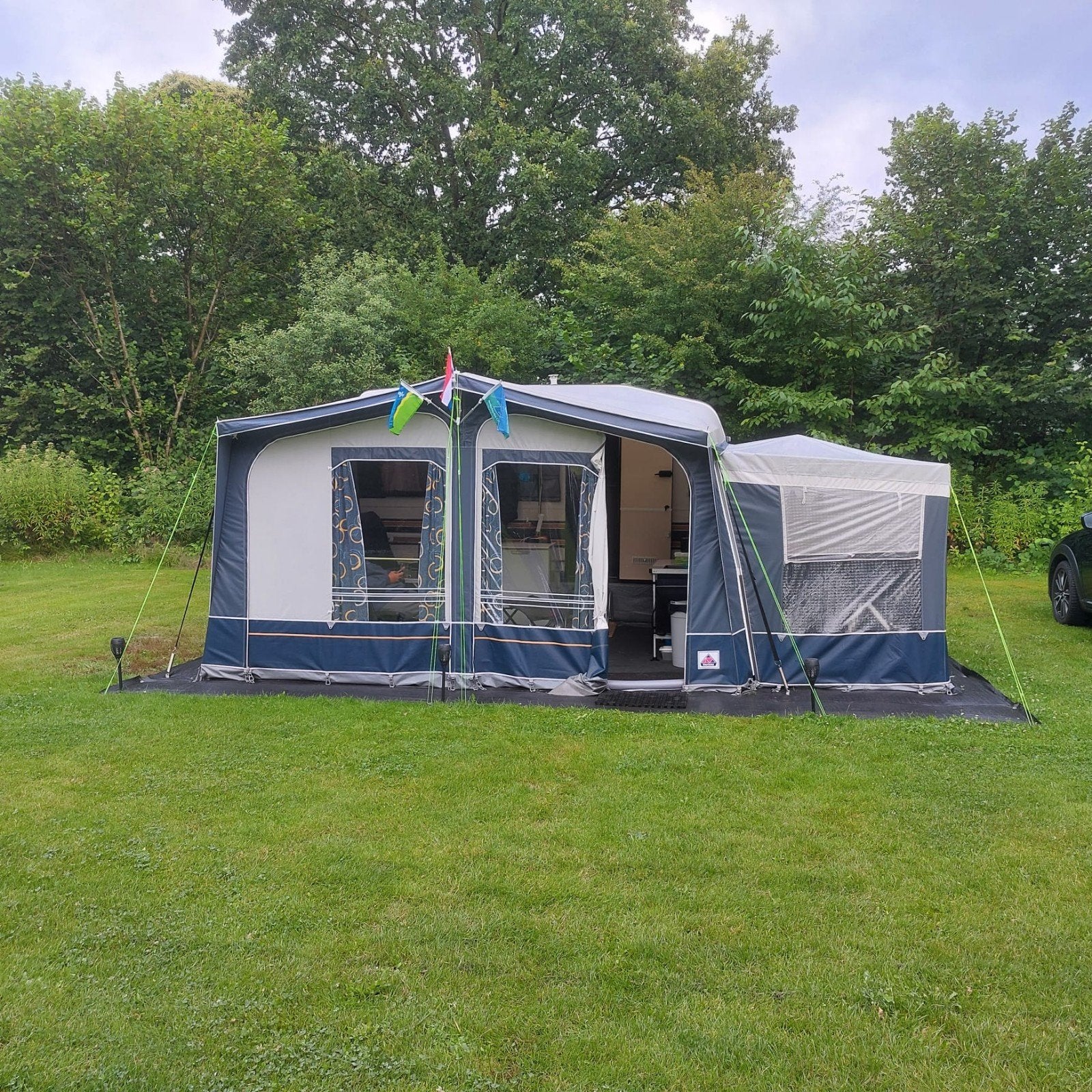 Leuke caravan voor 2 tot 3 personen, Vast bed, Rondzit, Luifel, Tot en met 3