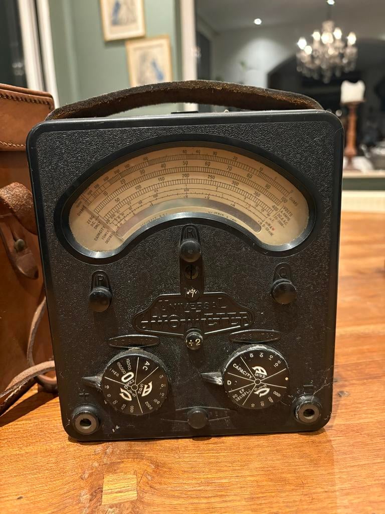 Vintage AVO Universal Avometer Model 7 met lederen tas, Antiek en Kunst, Antiek | Gereedschap en Instrumenten, Ophalen of Verzenden