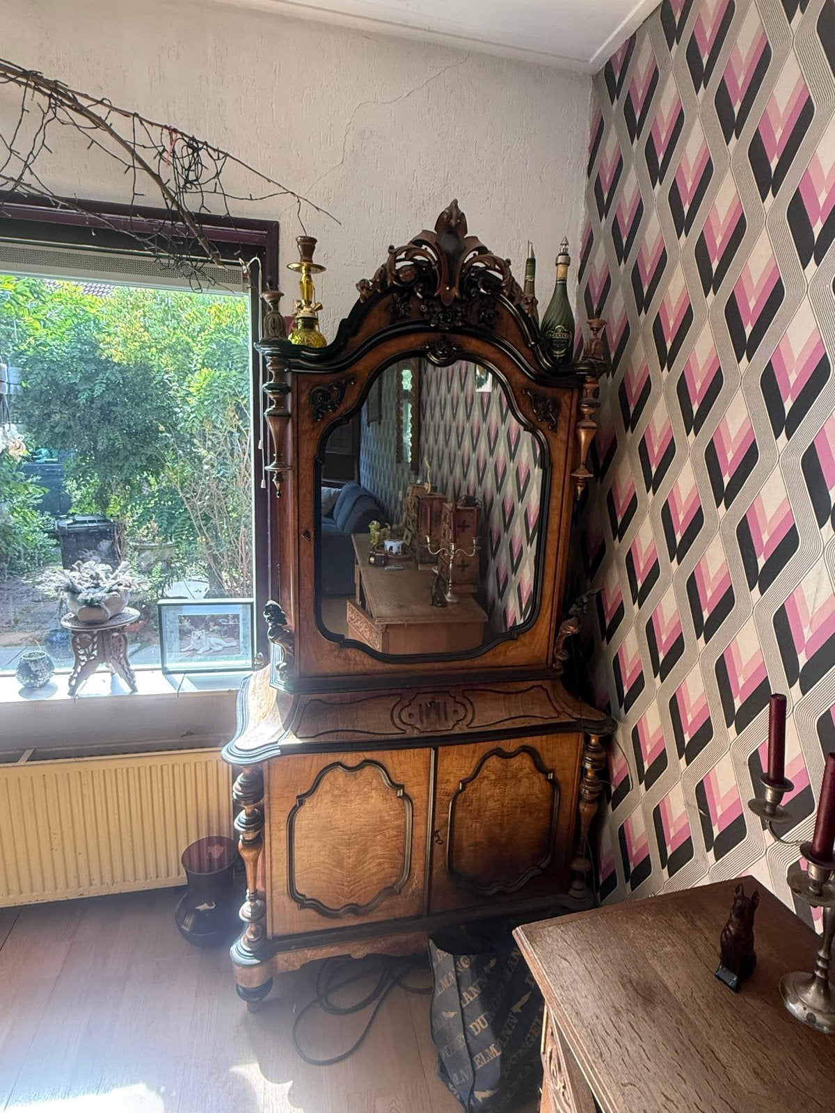 Antieke spiegelkast/dressoir met houtsnijwerk, Antiek en Kunst, Antiek | Meubels | Kasten, Ophalen