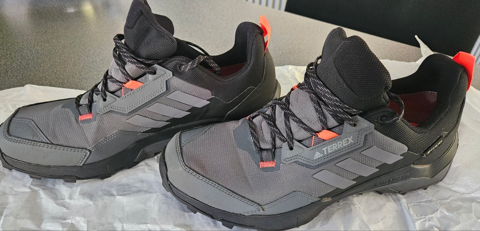 Adidas Terrex 45.1/3. ZGAN zeer netjes .wandelschoen
2 keer, Ophalen of Verzenden, Zo goed als nieuw, Wandelschoenen of Bergschoenen