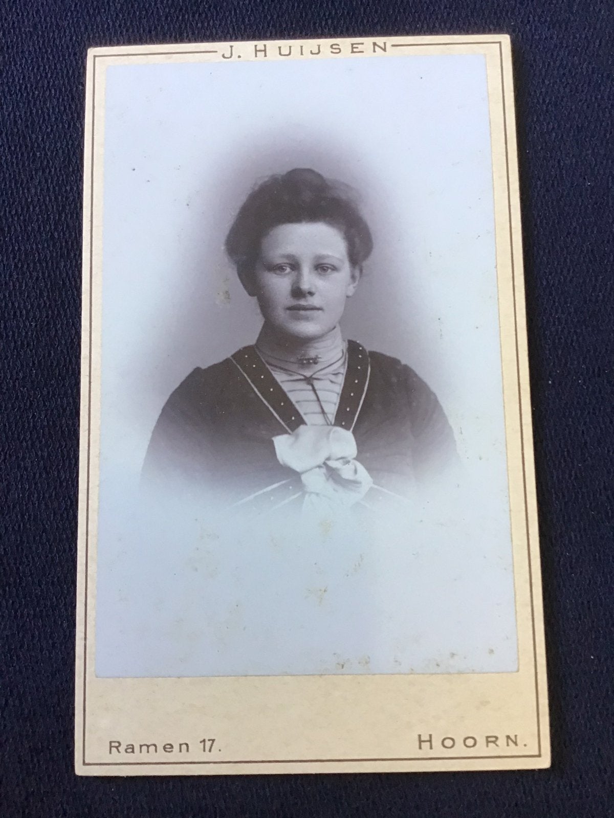 CDV, Jongedame, J.L.T. HUIJSEN, HOORN, Carte de Visite, Ophalen of Verzenden, Voor 1940, Gebruikt, Foto