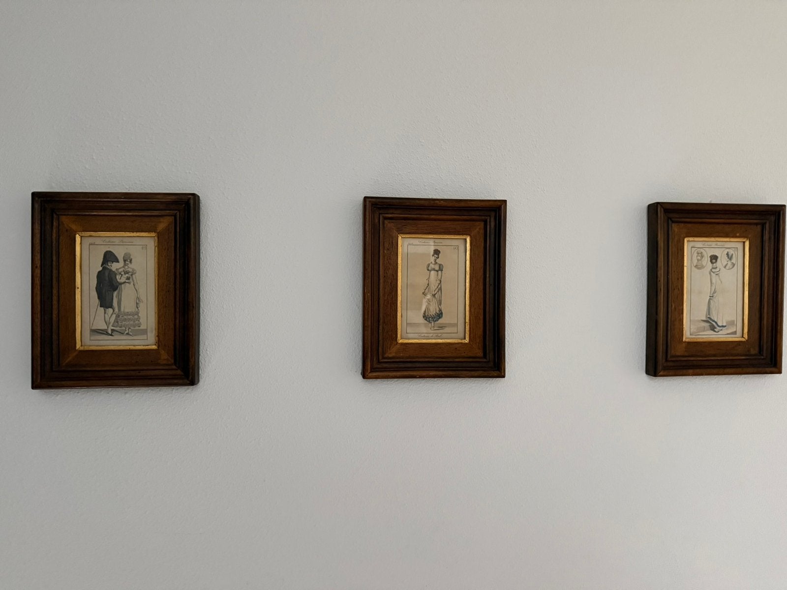 Set 3 klassieke Franse mode prenten in houten gouden lijst, Ophalen of Verzenden, Zo goed als nieuw, Schilderijlijst