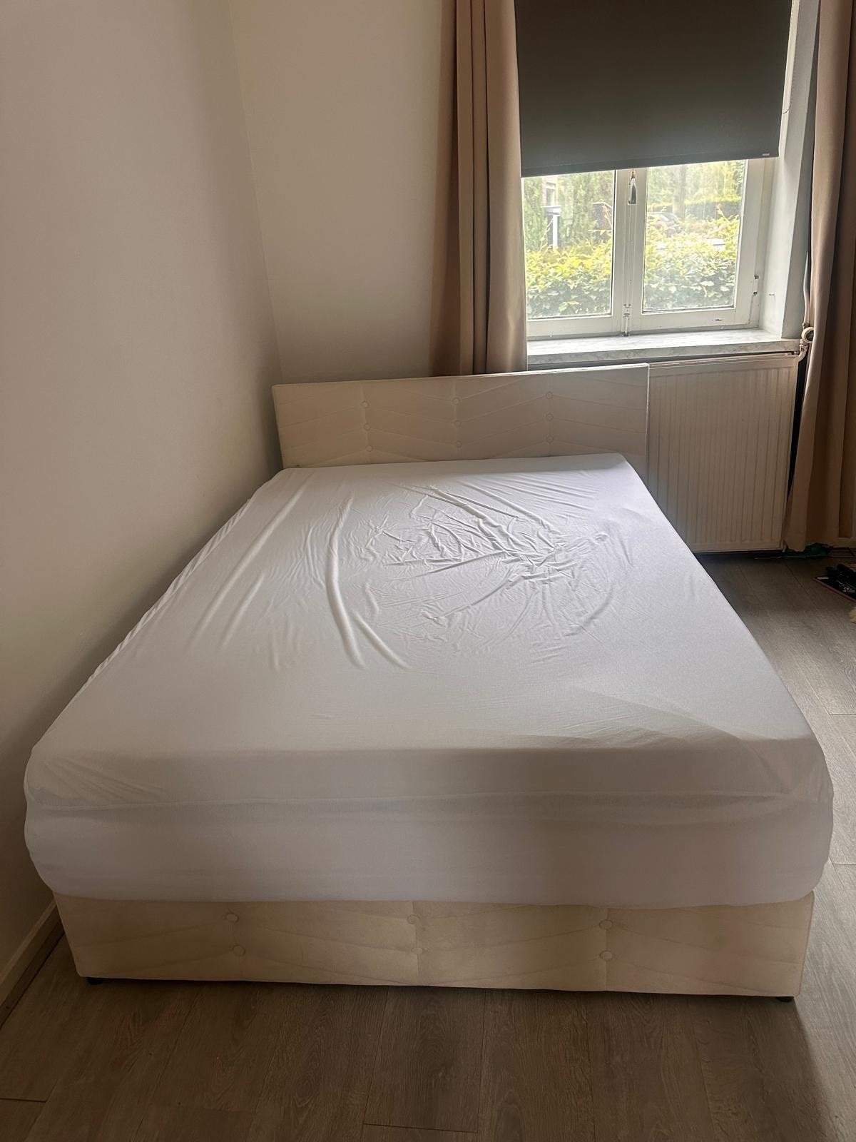 Bed met opbergruimte + matras en toppers 140x200, Ophalen, Beige, 140 cm, Zo goed als nieuw