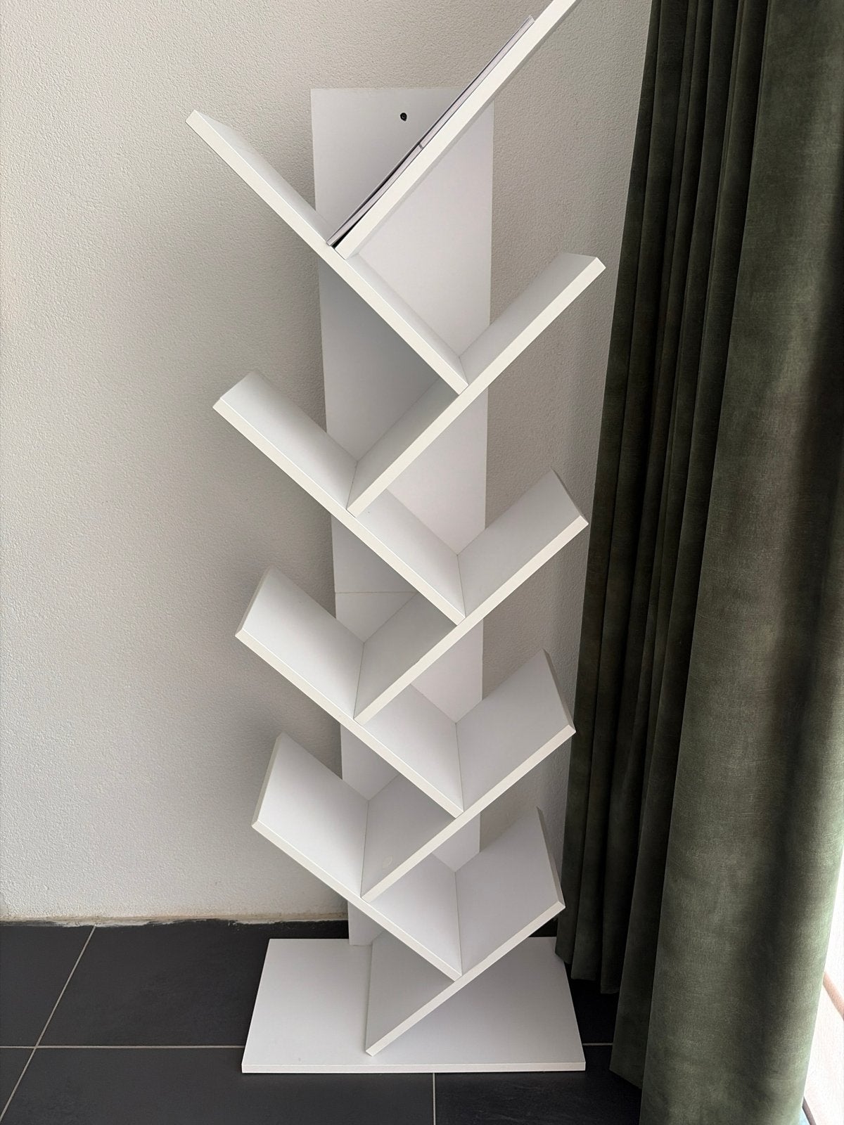 Moderne witte boekenplank/boekenkast in boomvorm, Huis en Inrichting, Kasten | Boekenkasten, Ophalen, Met plank(en), Minder dan 50 cm