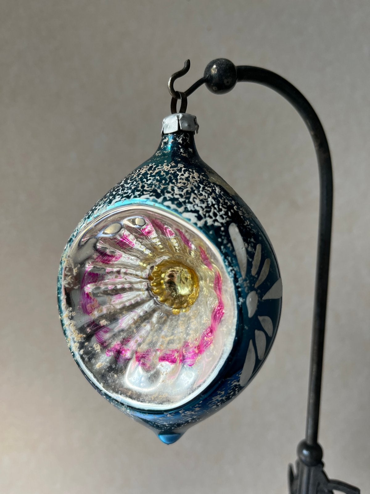 Oude blauwe glazen kerstbal (nr 77): deuk, reflex, ovaal, Gebruikt, ., Ophalen of Verzenden, .