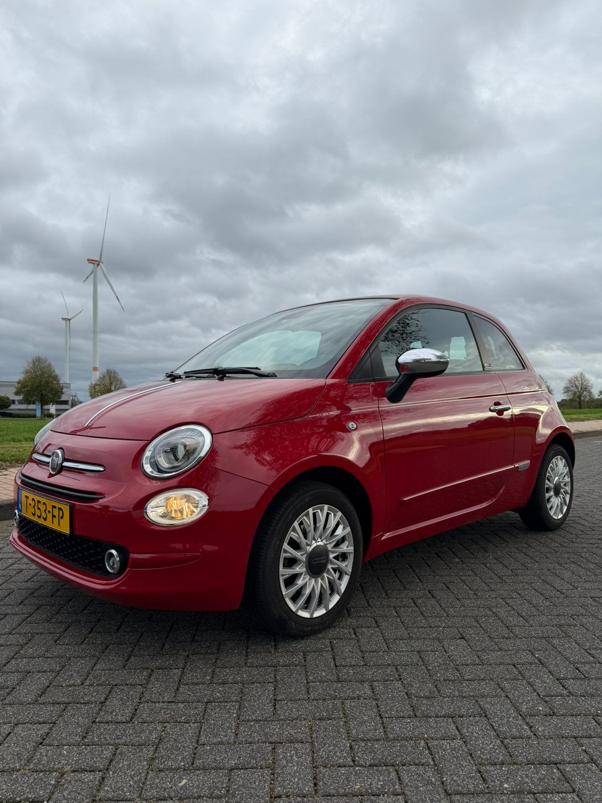 Fiat 500 1.0 70pk Hybrid 2023 Rood | Cabrio |Carplay/Android, 40 €/maand, 4 stoelen, Origineel Nederlands, 958 kg