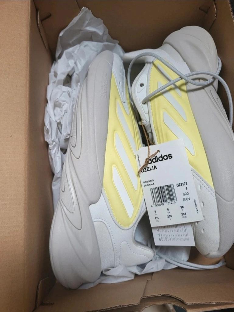 Nieuwe Adidas Ozelia sneakers - Maat 39 1/3, Adidas, Wit, Nieuw, Ophalen of Verzenden