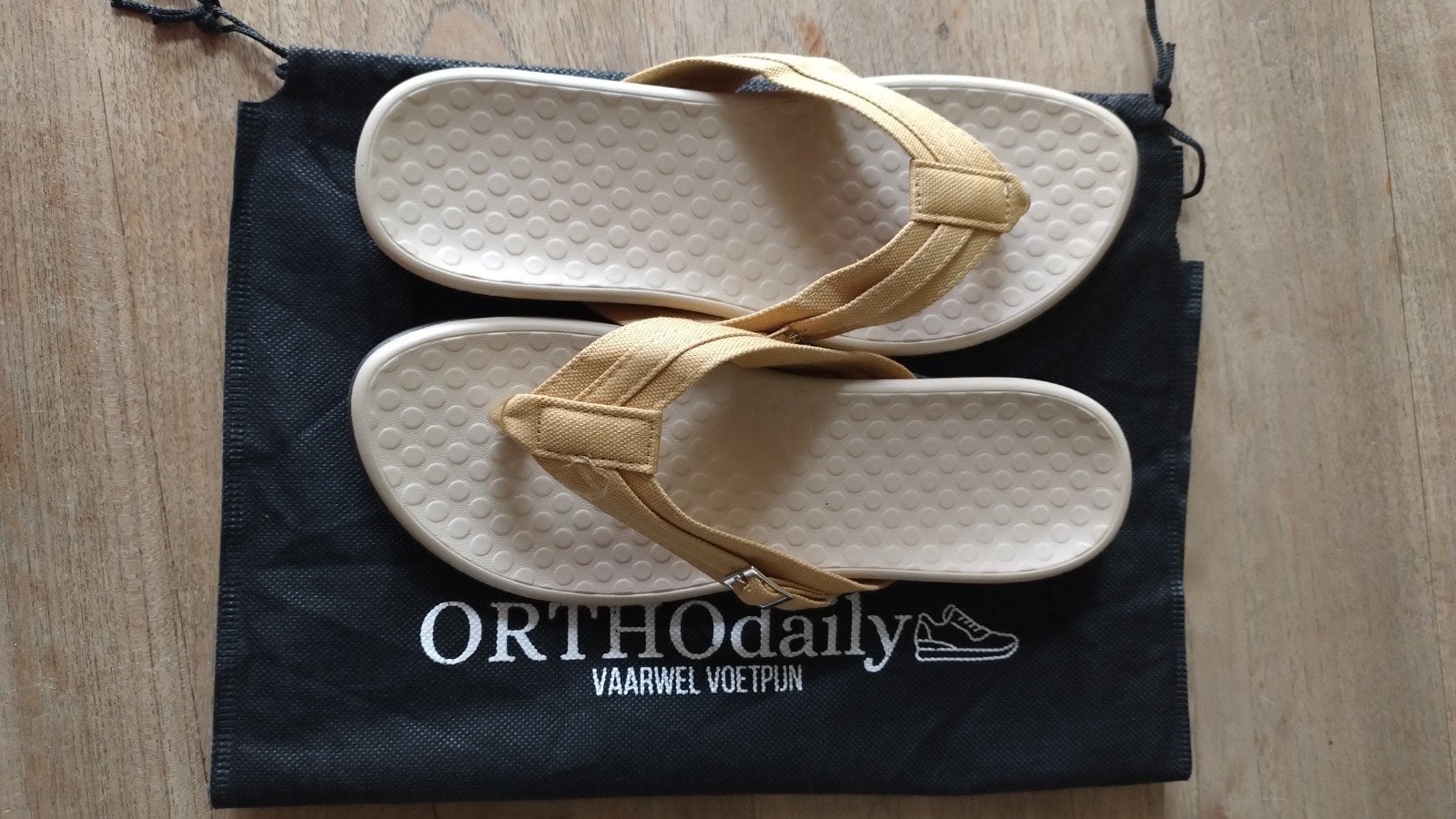Orthodaily Slippers Maat 38 Okergele Canvas met Gespjes, Kleding | Dames, Slippers, Beige, Nieuw, Ophalen of Verzenden