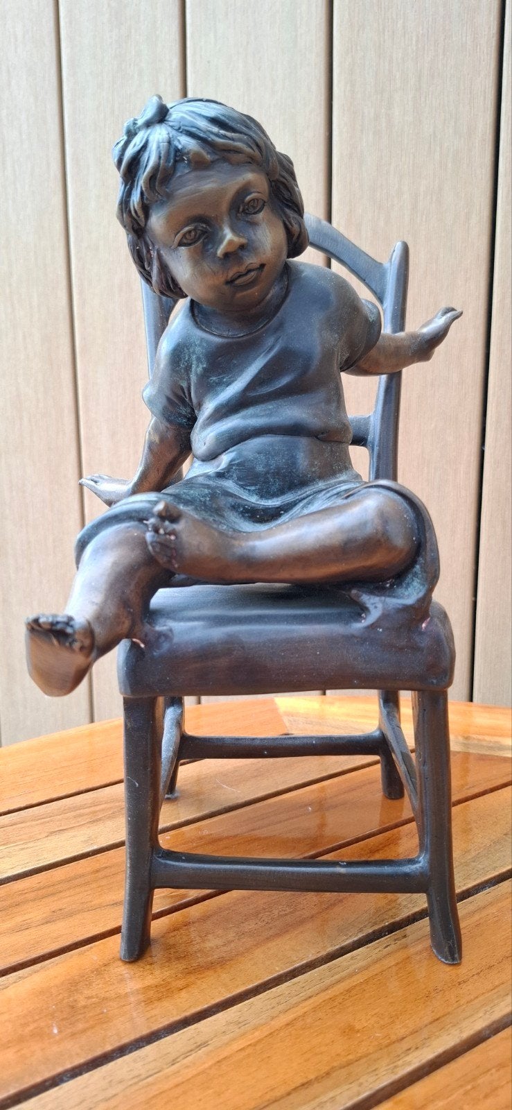 Bronzen beeldje kind op stoel, Antiek en Kunst, Ophalen, Overige onderwerpen, Handgemaakt, Minder dan 20 cm
