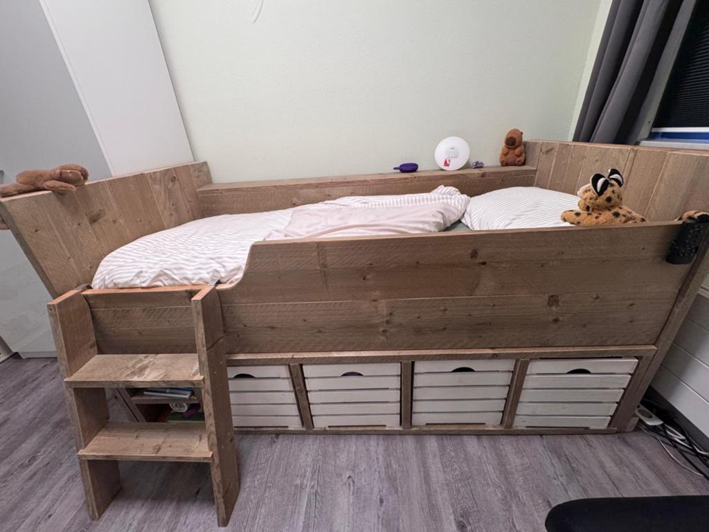 Stoer steigerhouten kinderbed met opbergruimte, Ophalen, 85 tot 100 cm, Zo goed als nieuw, Lattenbodem