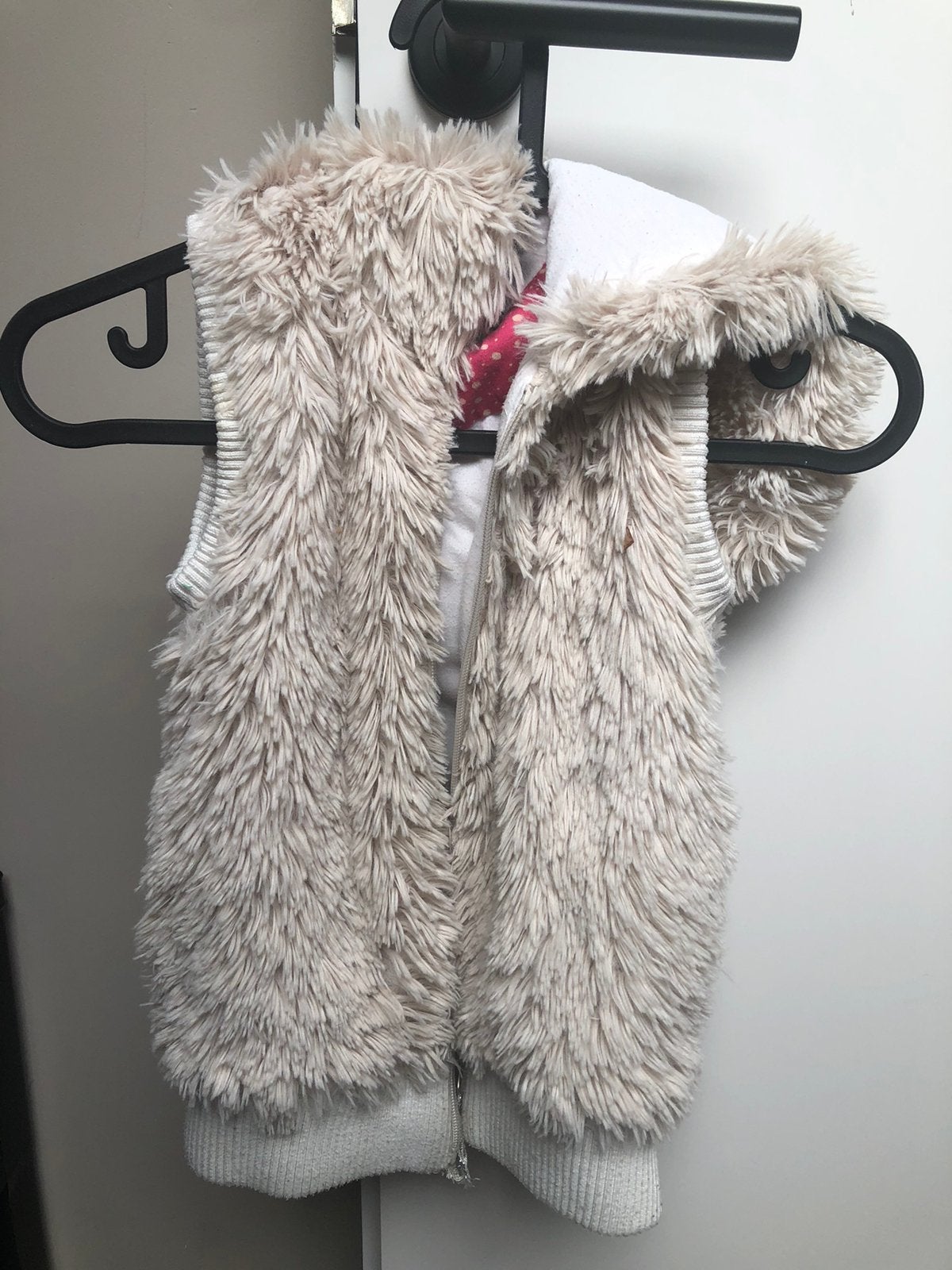 Fluffy bodywarmer 128, Kinderen en Baby's, Kinderkleding | Maat 128, Ophalen of Verzenden, Zo goed als nieuw, Meisje, Jas