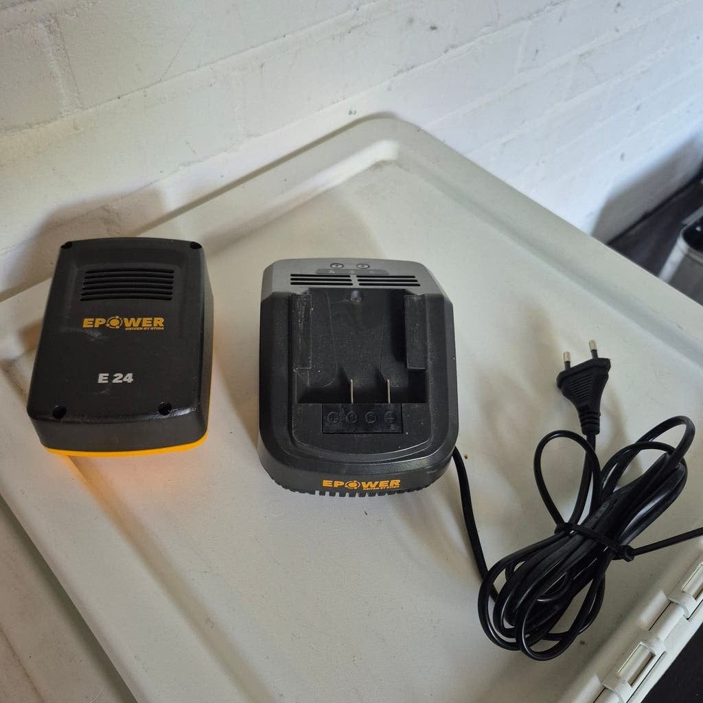 Stiga acculader, Ophalen of Verzenden, Gebruikt, Minder dan 400 watt, Boor- en Schroefmachine
