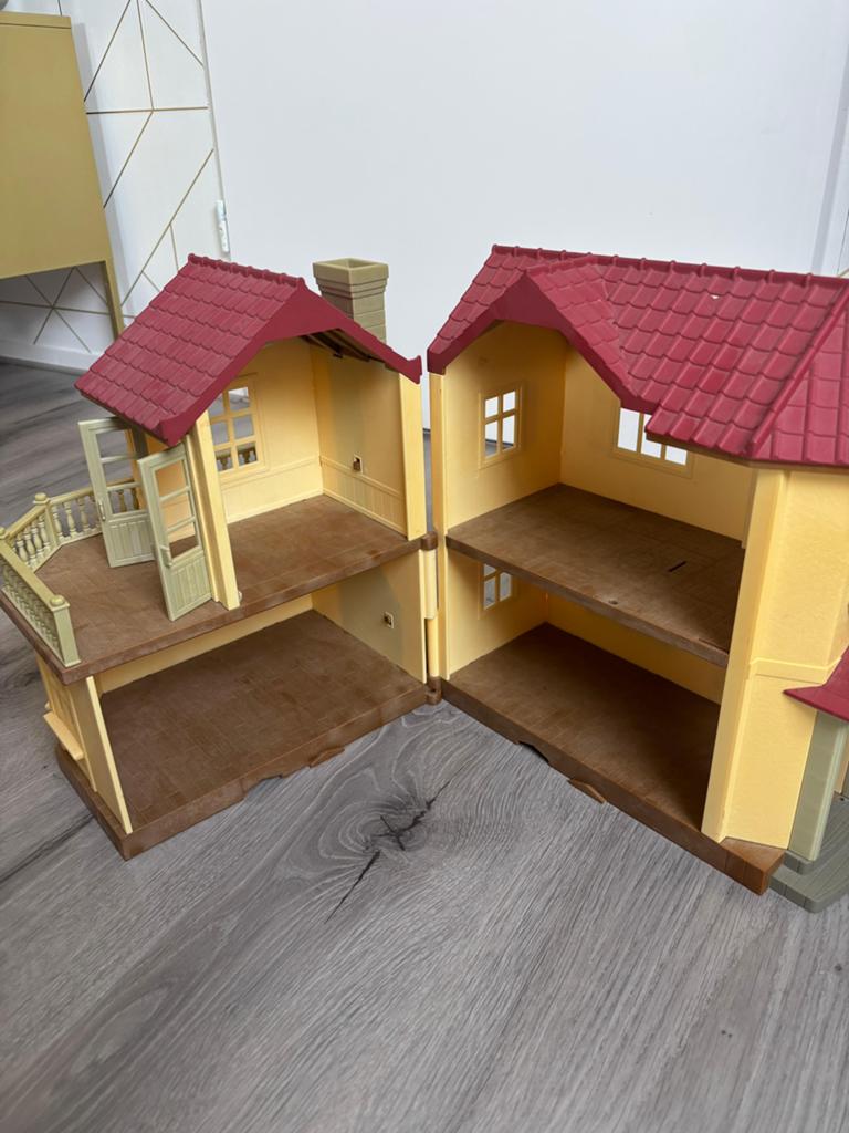 Sylvanian familys huis+meubels+auto+poppetjes, Ophalen, Zo goed als nieuw, Poppenhuis