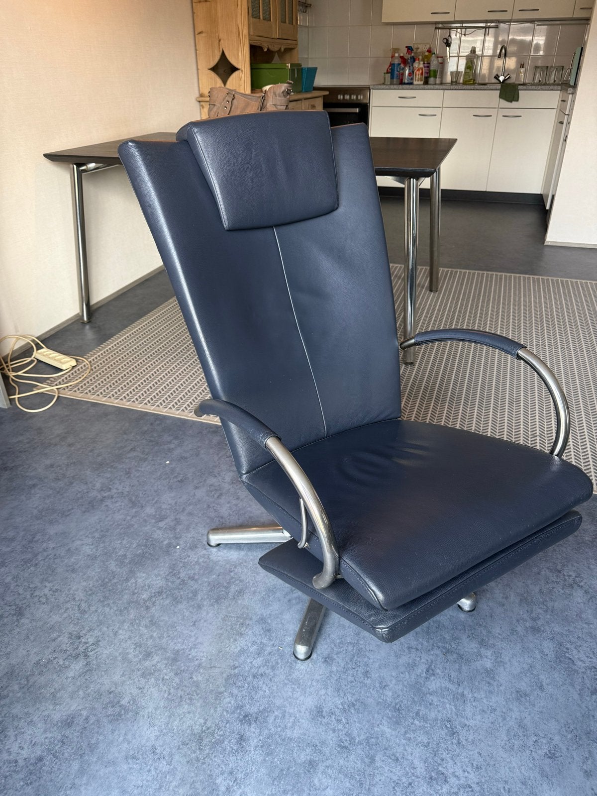Comfortabele blauwe leren relaxfauteuil met voetensteun, Ophalen, Gebruikt, Blauw, Leer