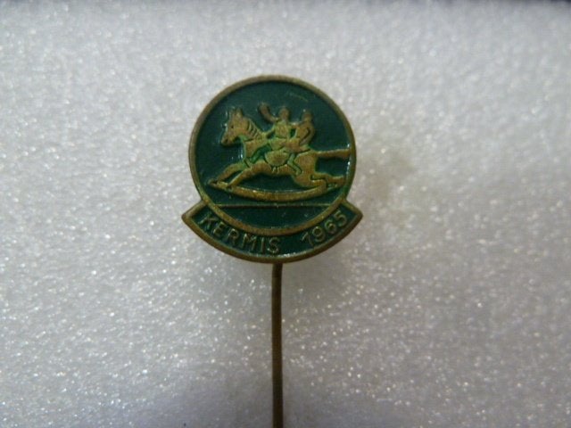 Vintage Kermis 1965 Speldje - Groen met Figuurtje, Verzamelen, Ophalen of Verzenden, Gebruikt, Figuurtje, Speldje of Pin